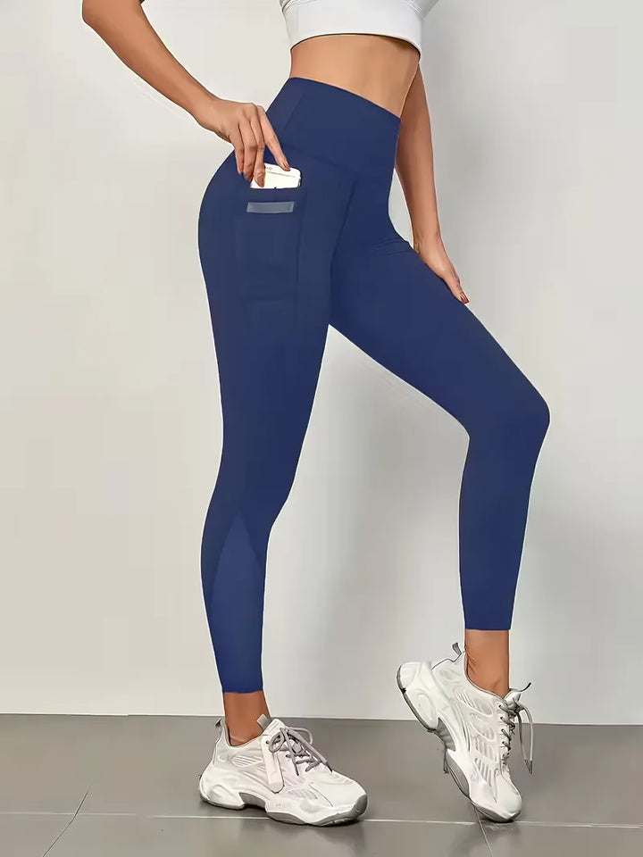 Zwarte dames sportlegging met hoge taille, ventilerende mesh panelen en slim fit, voor yoga & fitness.