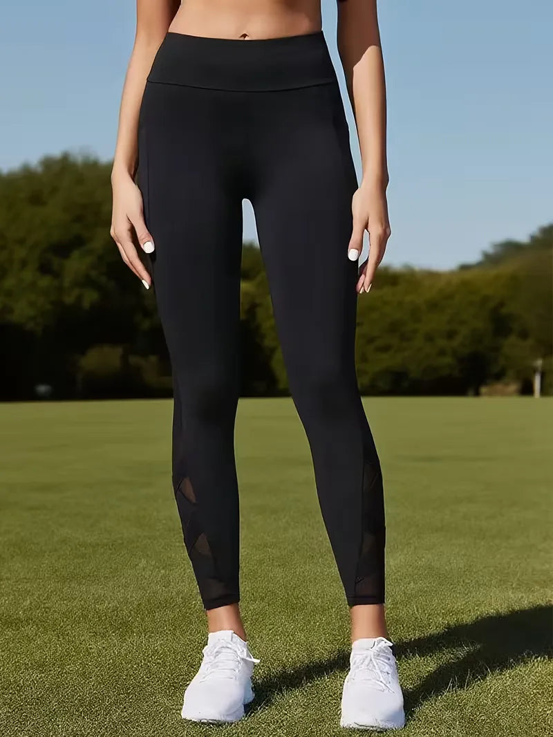 Moderne dames sportlegging met mesh panelen voor lente/zomer workouts. Hoge taille voor optimale ondersteuning.
