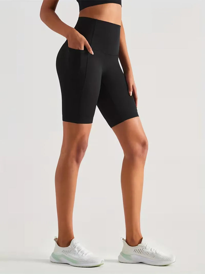 Comfortabele dames workout short met zijzakken, ideaal voor actieve levensstijl.