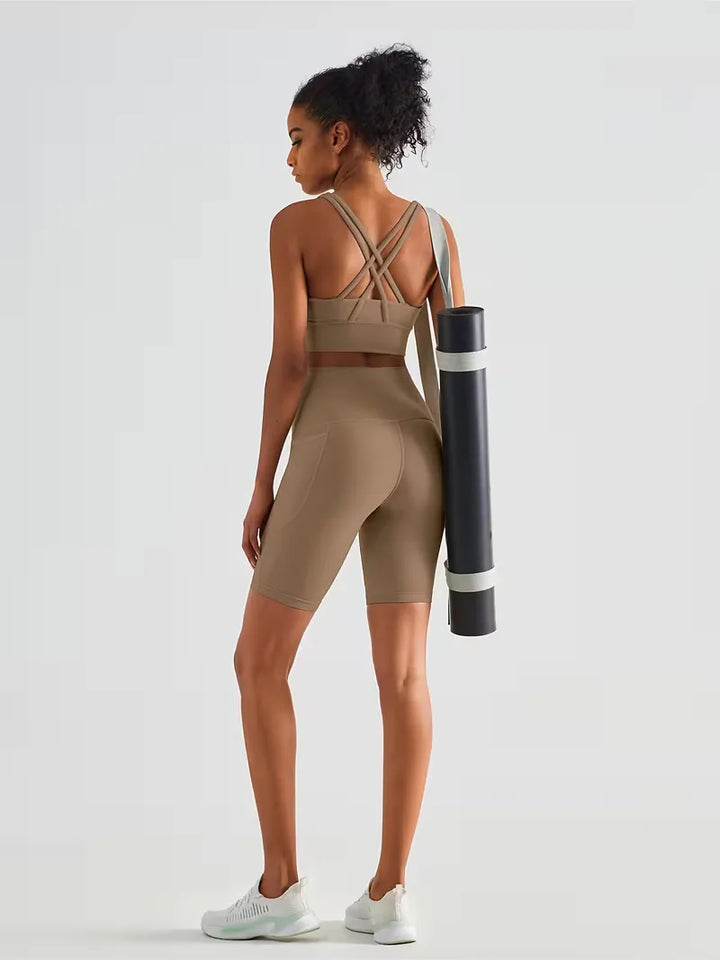 Zwarte slim fit sportshort voor dames, hoge taille en comfortabele stretchstof.