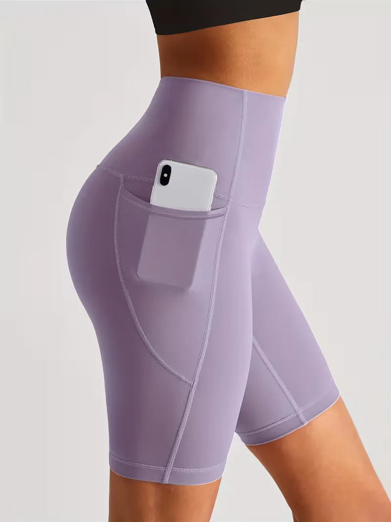 Sportieve dames short met hoge taille en slim fit, in diverse kleuren verkrijgbaar.