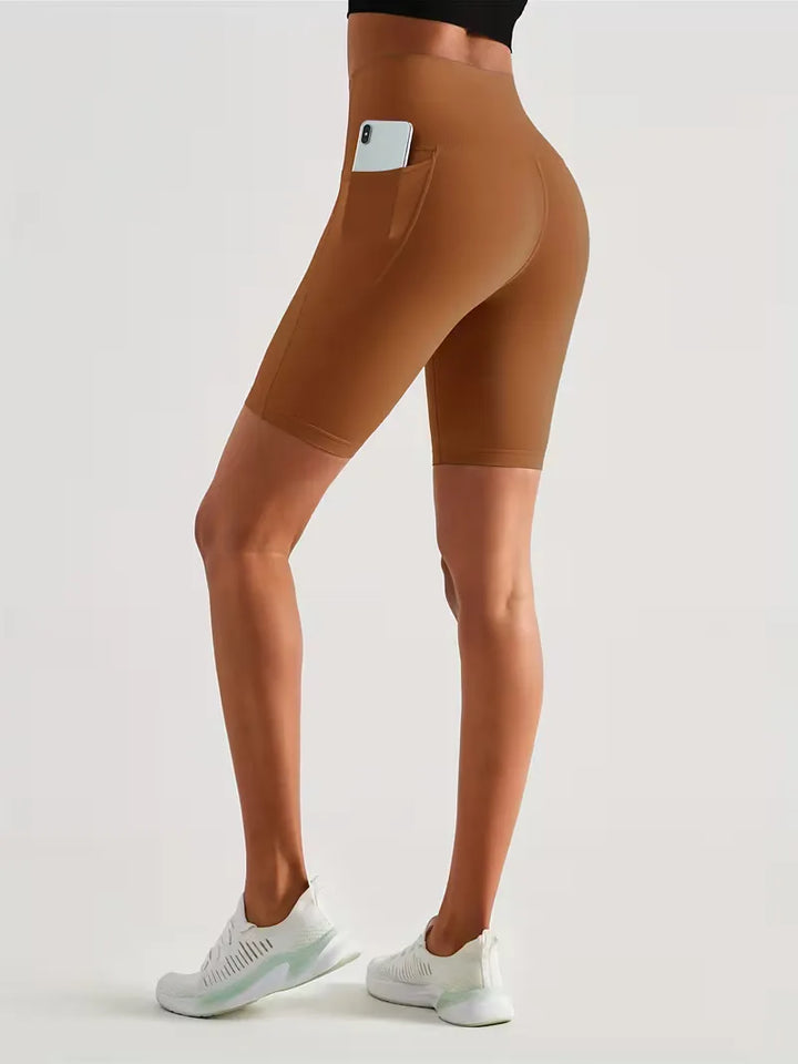 Grijze dames fitness short, comfortabel voor yoga en hardlopen, met handige zijzak.