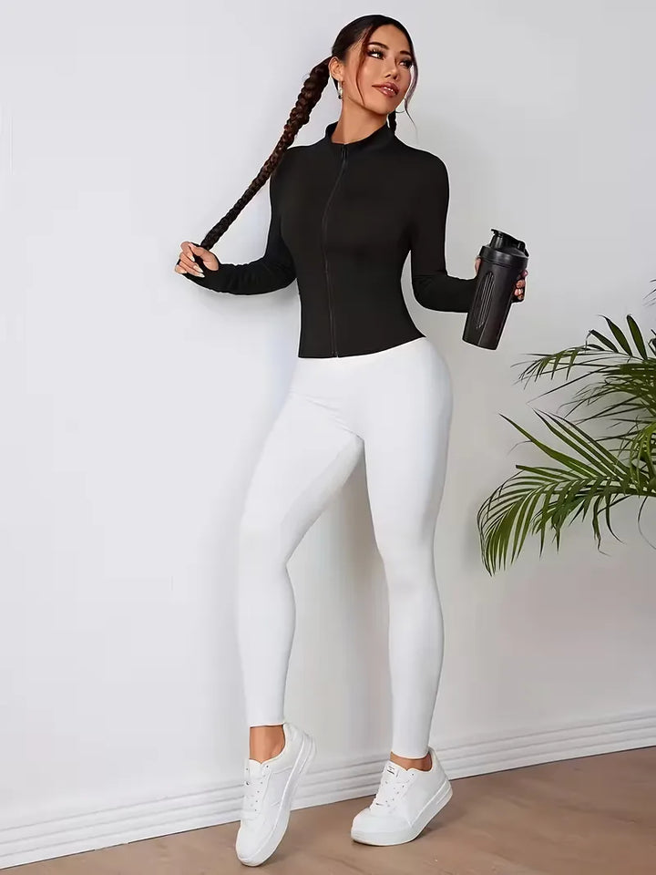 Sportieve dames top met mockneck en lange mouwen, ideaal voor fitness en hardlopen.