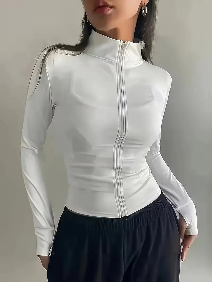 Mockneck sporttop voor dames, lange mouwen, slim fit, ideaal voor koelere dagen sport.