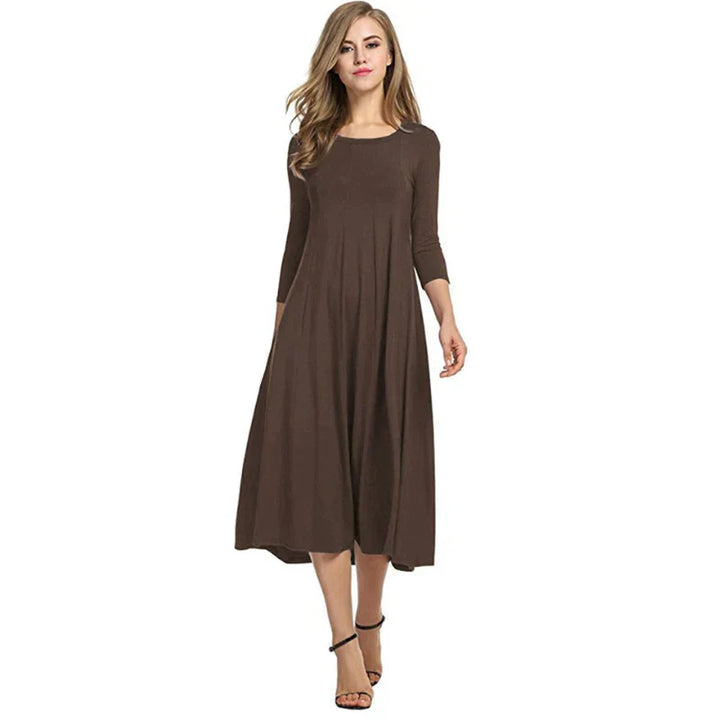 Eenvoudig elegante dames zomerjurk, midi lengte met driekwart mouwen. Ideaal voor de zomer.