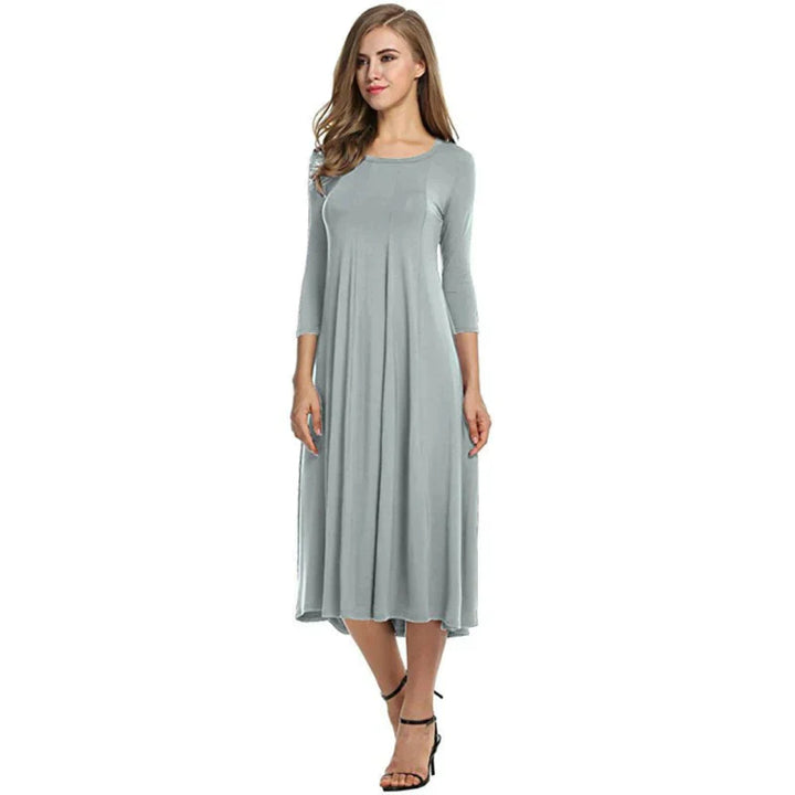 Veelzijdige dames zomerjurk met driekwart mouwen, modieus en comfortabel in midi lengte.