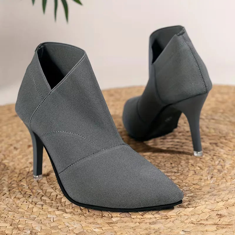 Zwarte dames stiletto enkellaarsjes, hoge hak en puntige neus. Tijdloze elegante schoenen voor elke vrouw.