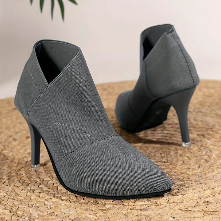 Zwarte dames stiletto enkellaarsjes, hoge hak en puntige neus. Tijdloze elegante schoenen voor elke vrouw.