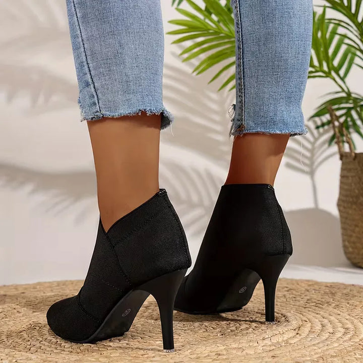 Zwarte stiletto enkellaarsjes voor dames, chique met hoge hak en puntige neus. Perfect voor feestelijke avondmode.