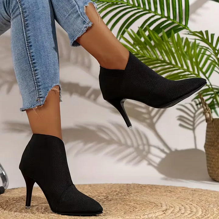 Elegante dames enkellaarsjes, stiletto met hoge hak en puntige neus. Ideaal voor formele gelegenheden & winter.