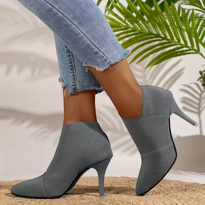 Grijze dames stiletto enkellaarsjes met hoge hak en puntige neus. Elegante formele schoenen voor dames.