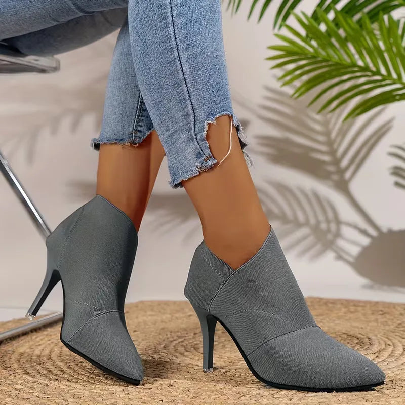 Dames stiletto enkellaarsjes, hoge hak & puntige neus. Essentieel voor een chique, feestelijke damesmode look.
