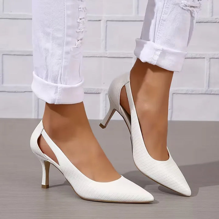 Stijlvolle dameshakken met cut-out details en strakke puntige neus voor een chique en modieuze look.