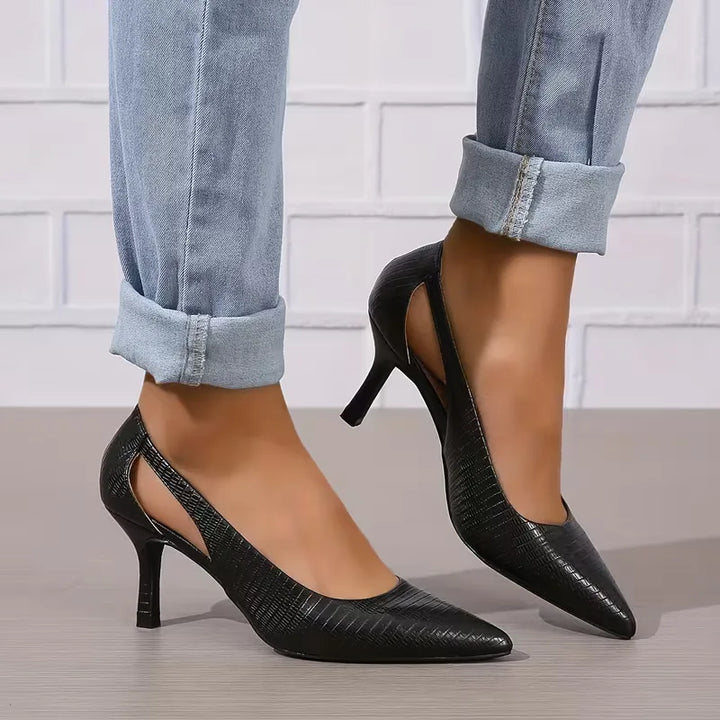 Chique dames stiletto's met unieke cut-out details, puntige neus, perfect voor avondkleding.