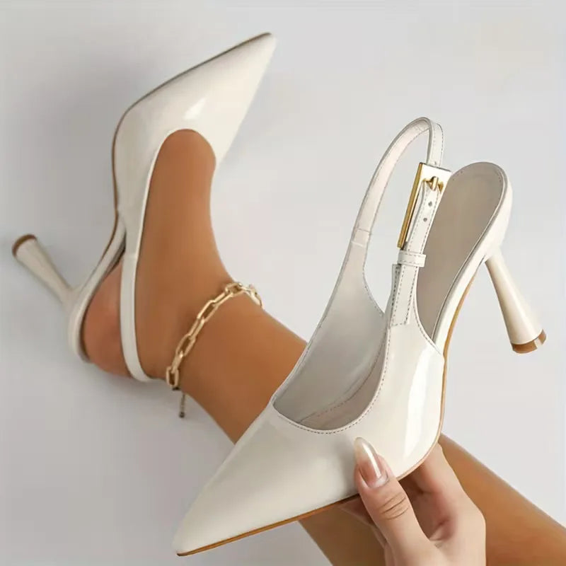 Dames stiletto's met slingback en gouden gesp, elegant en modieus. Perfect voor feestjes en formele gelegenheden.