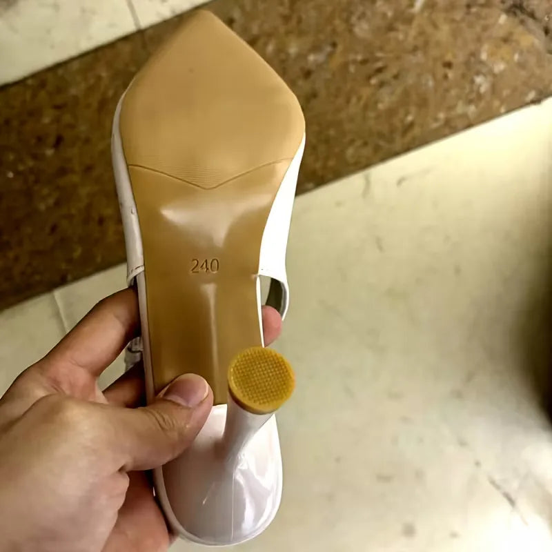 Modieuze pumps met spitse neus en gouden gesp. Deze elegante damesschoenen zijn perfect voor de zomer en lente.