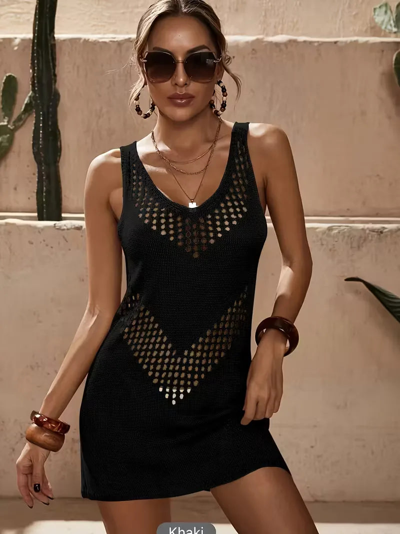 Witte dames strandjurk met cut-out design, perfect voor een ontspannen dagje strand.