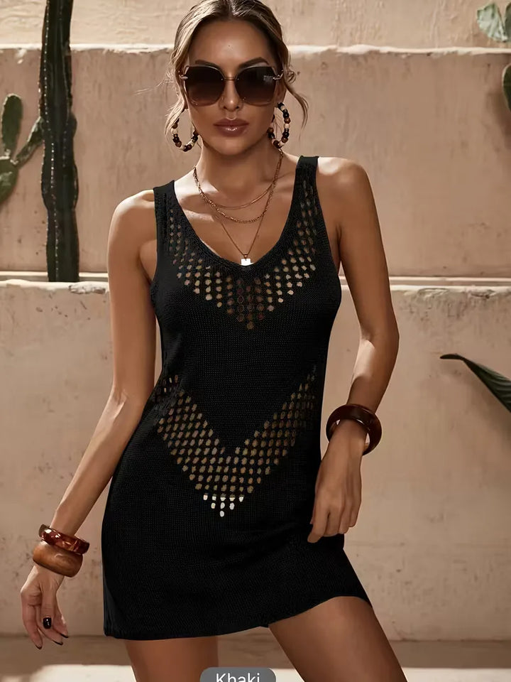 Witte dames strandjurk met cut-out design, perfect voor een ontspannen dagje strand.