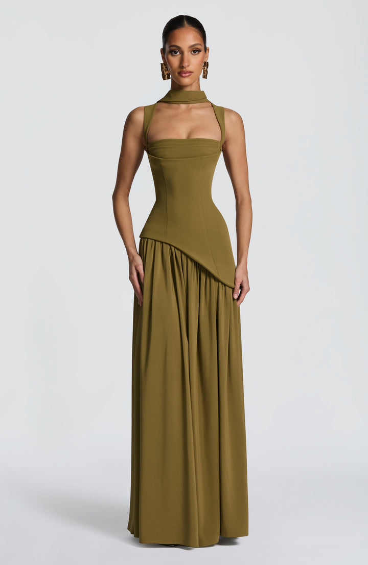 Dames strapless maxijurk met elegant corset lijfje en asymmetrische taille; perfecte avondjurk.