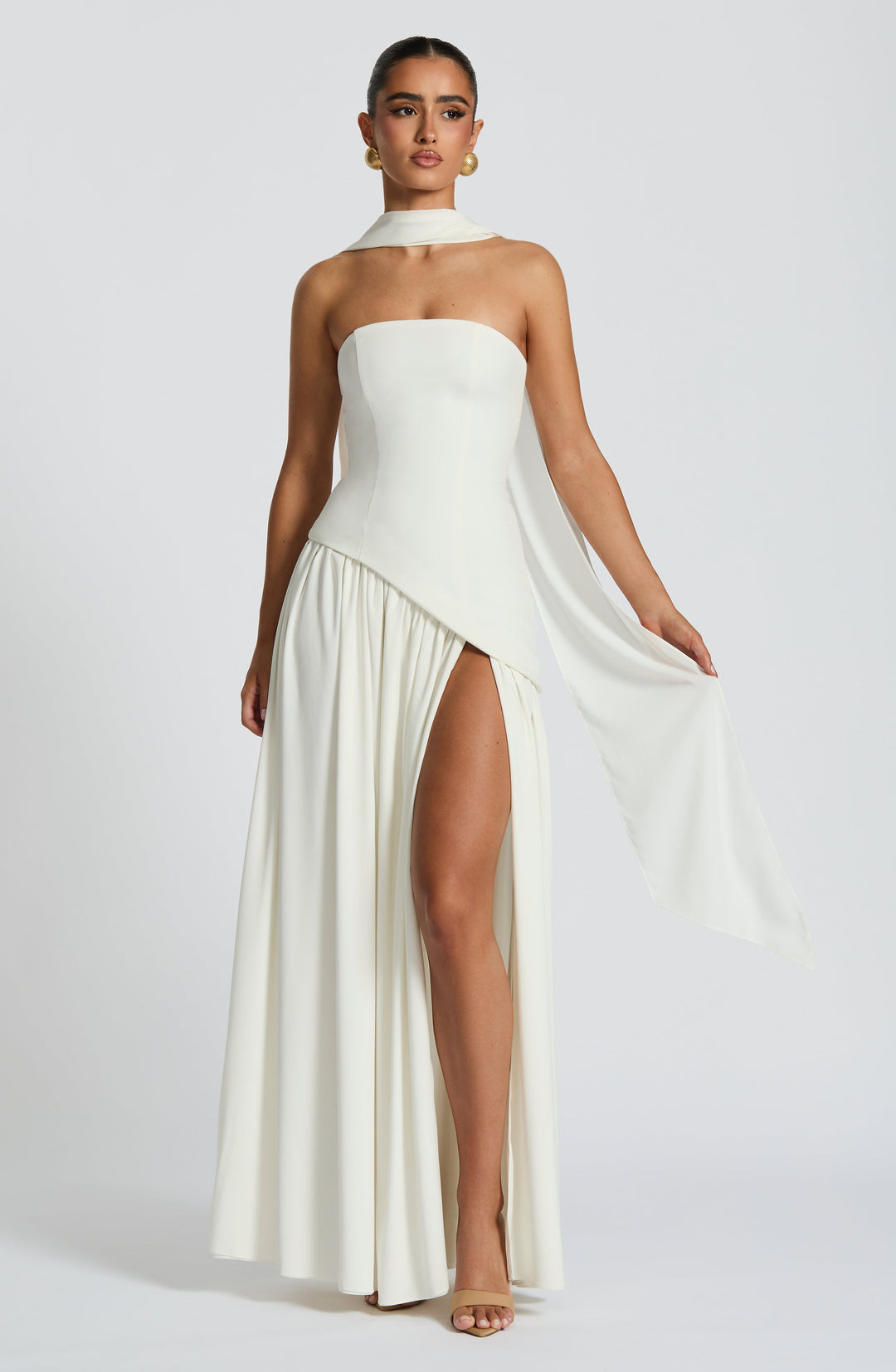 Stijlvolle avondjurk: strapless maxijurk met gevormd corset lijfje en asymmetrische rok.