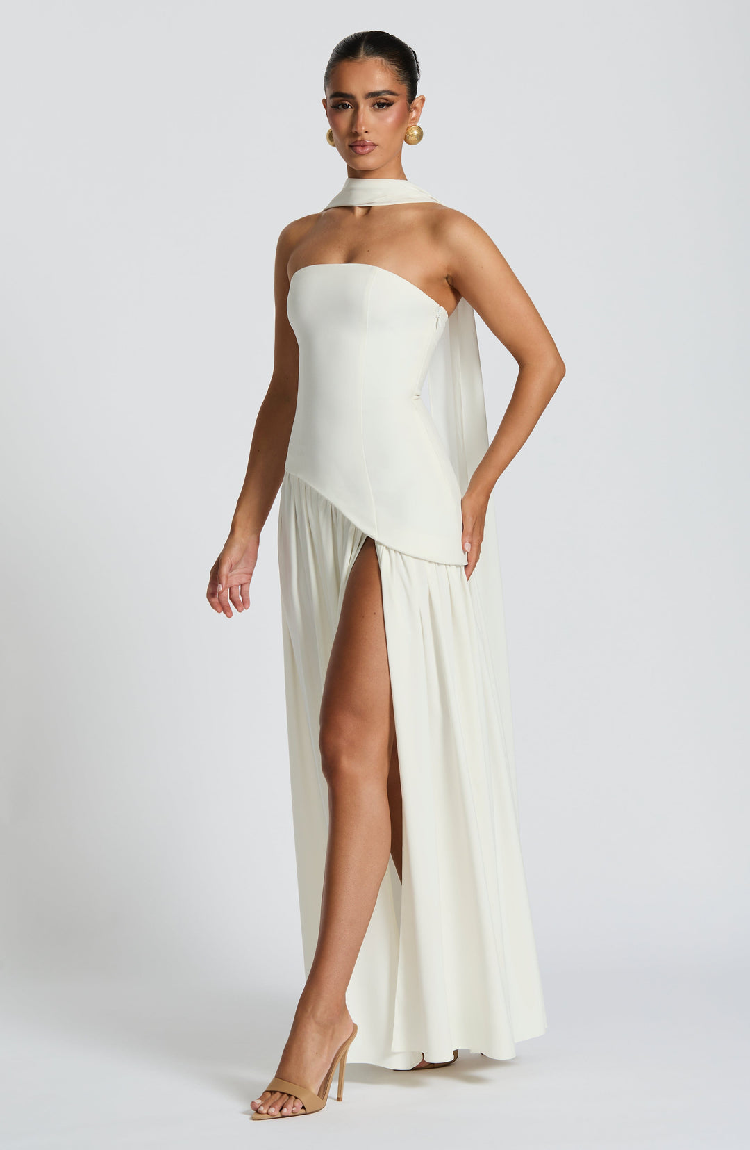 Dames maxijurk, strapless, met een geraffineerd corset lijfje en een moderne asymmetrische taillelijn.