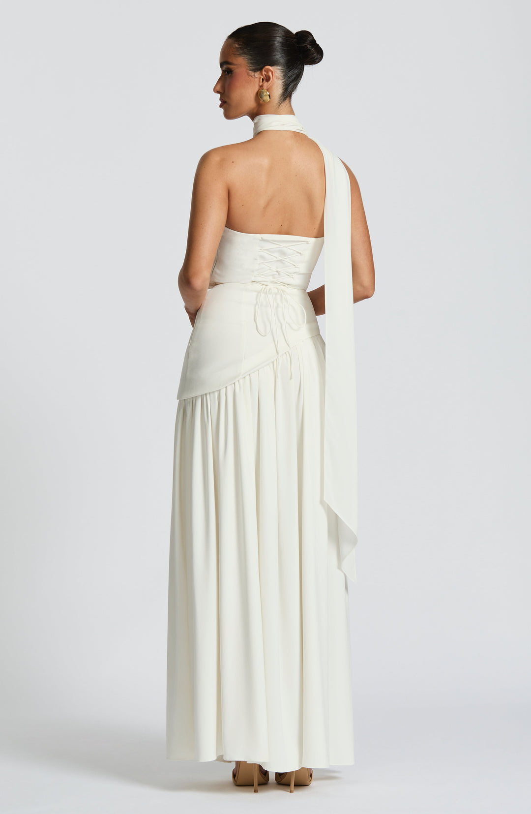 Trendy strapless maxijurk met corset en asymmetrische taille, perfect voor moderne damesmode.