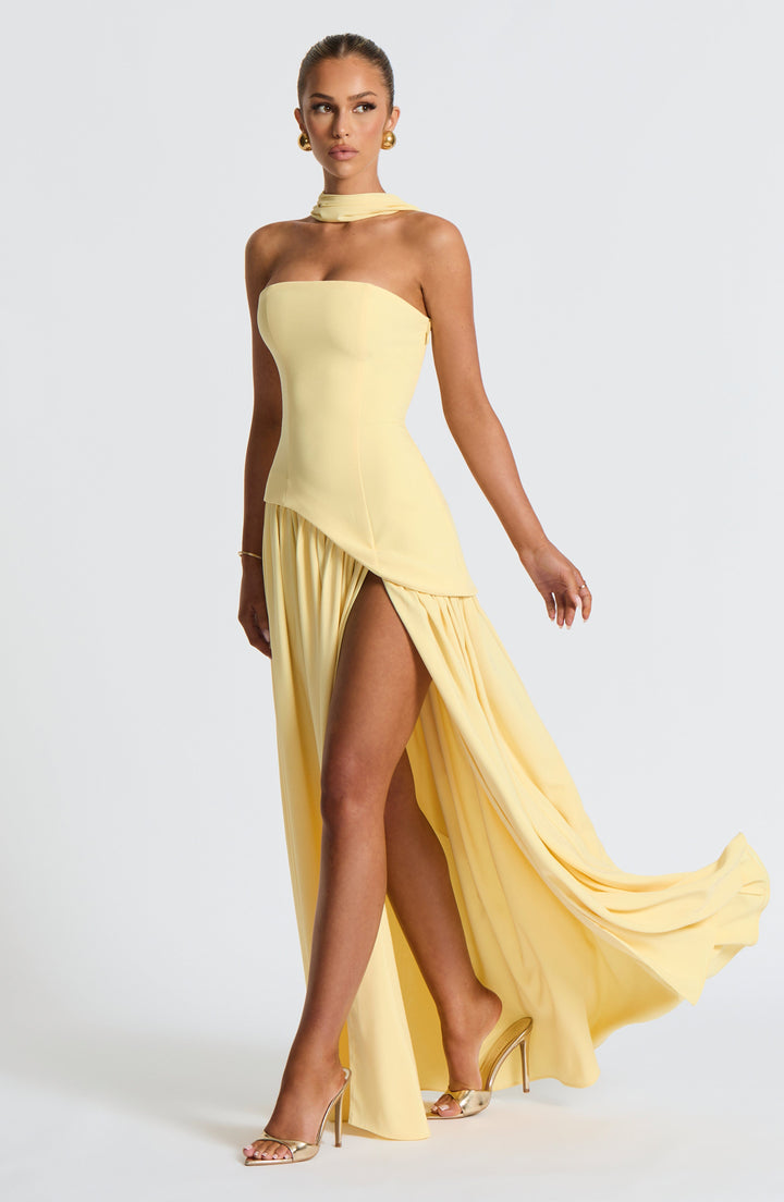 Stijlvolle lange damesjurk: strapless model met corset en asymmetrische taille voor elke gelegenheid.