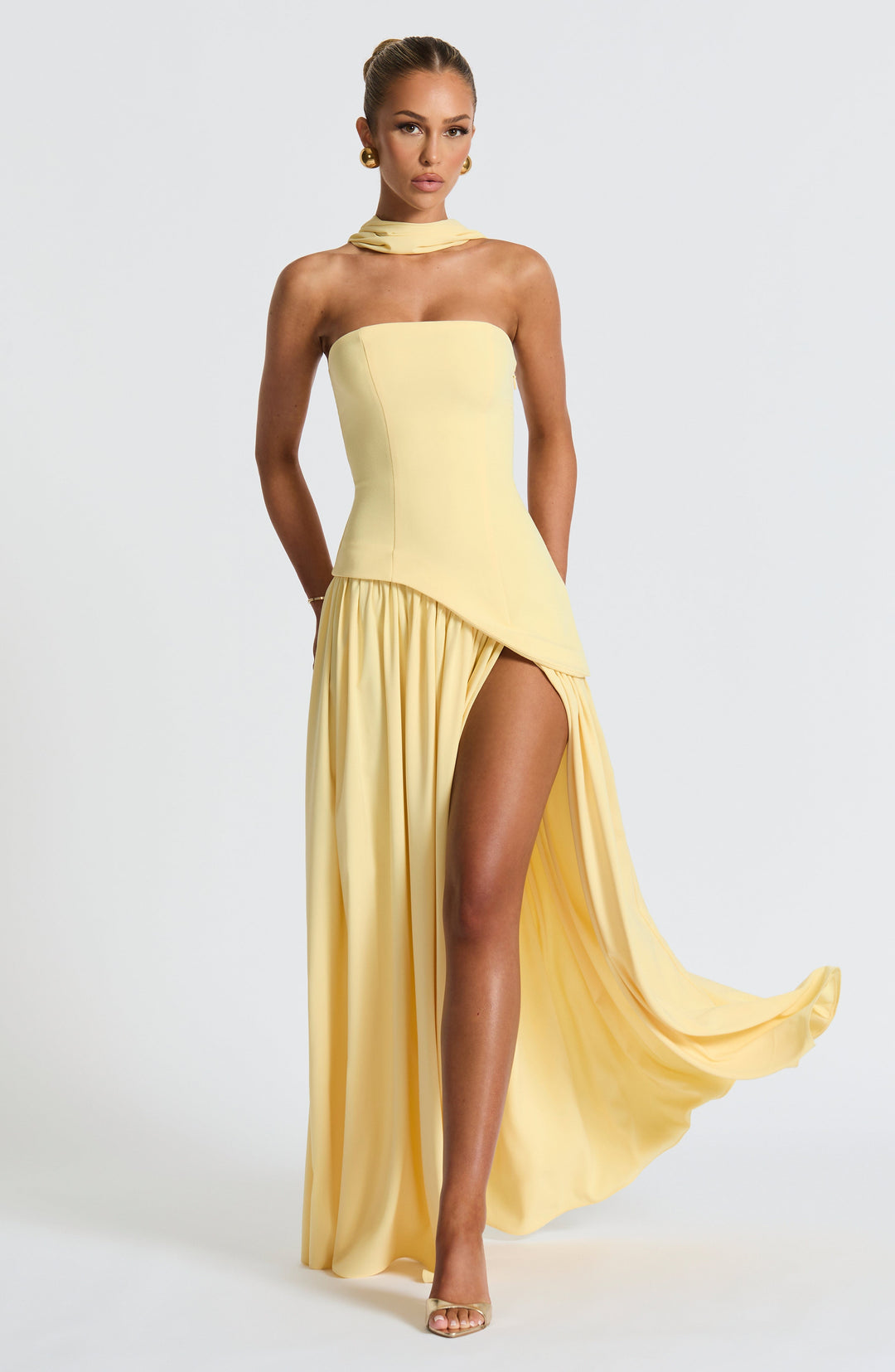 Vrouwen feestjurk: strapless maxijurk met corset lijfje en elegante asymmetrische taille.