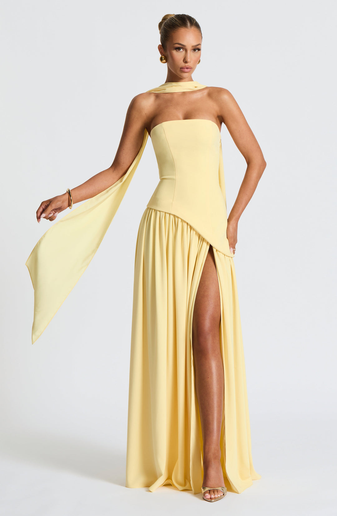 Dameskleding: elegante strapless maxijurk, corsetlijfje en asymmetrische taille. Geschikt als galajurk.