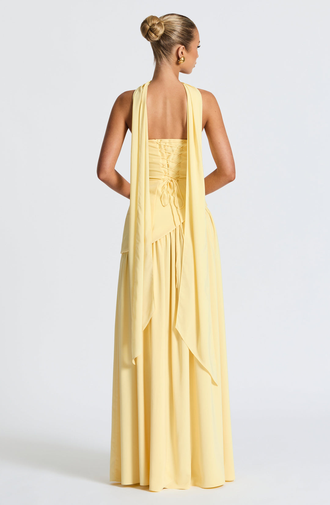 Lange strapless avondjurk, met flatterend corset lijfje en asymmetrische taille; perfecte pasvorm.