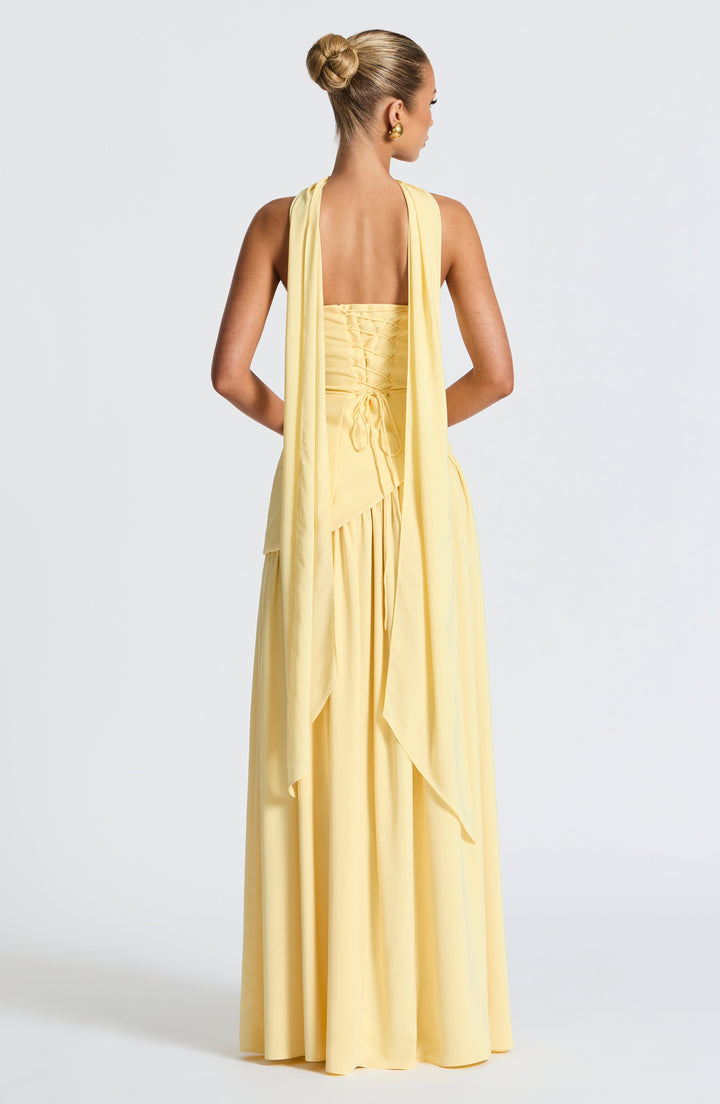 Lange strapless avondjurk, met flatterend corset lijfje en asymmetrische taille; perfecte pasvorm.