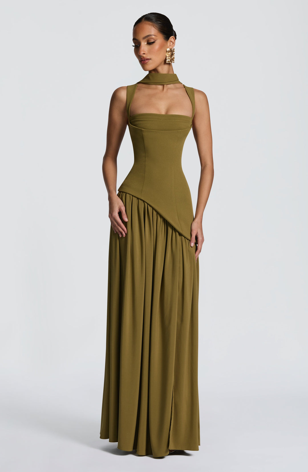 Moderne dames galajurk: strapless maxijurk met ingebouwd corset en trendy asymmetrische taille.