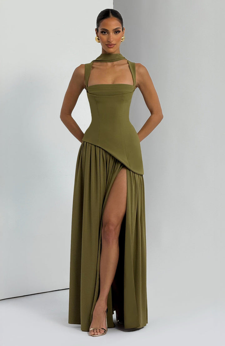Lange dames corsetjurk, strapless design en moderne asymmetrische taille voor een feestelijke look.