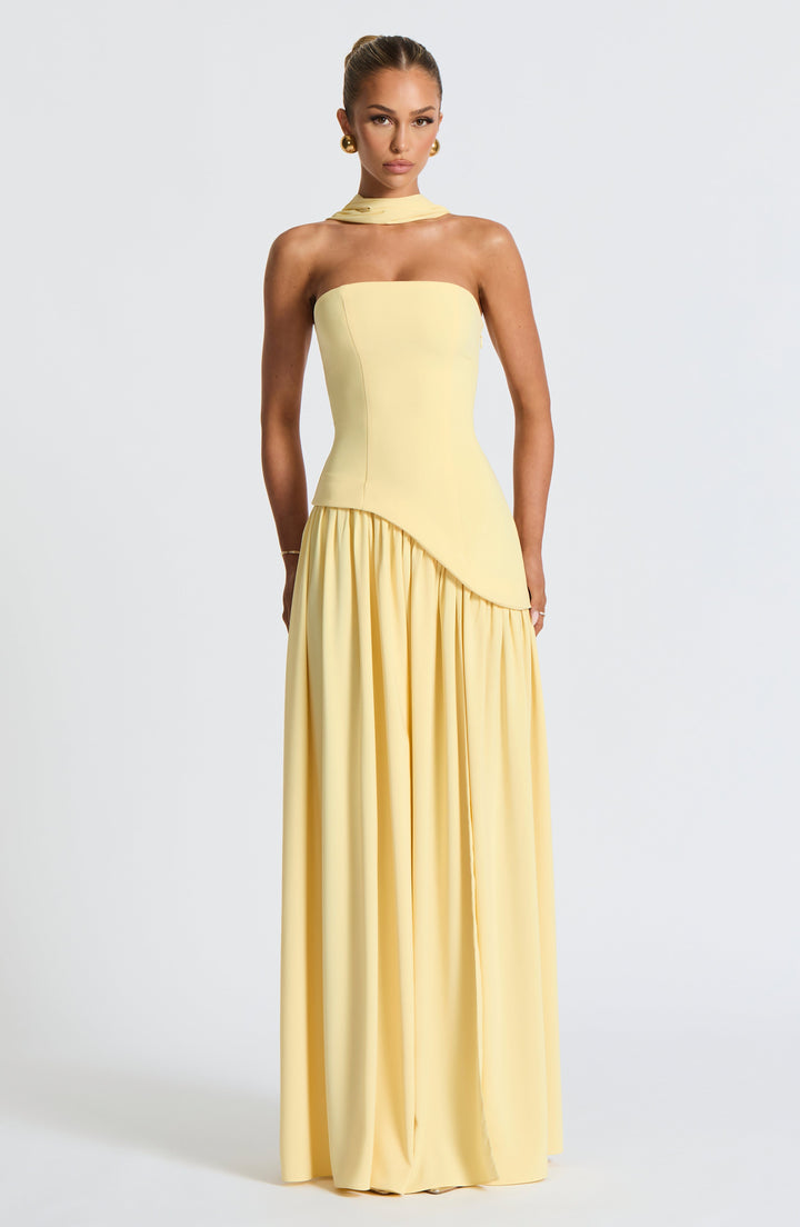 Dames strapless maxijurk met elegant corset, asymmetrische taille; ideaal voor speciale gelegenheden.