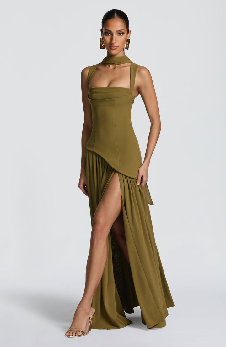 Elegante strapless maxijurk voor dames met een verfijnd corset lijfje en unieke asymmetrische lijn.