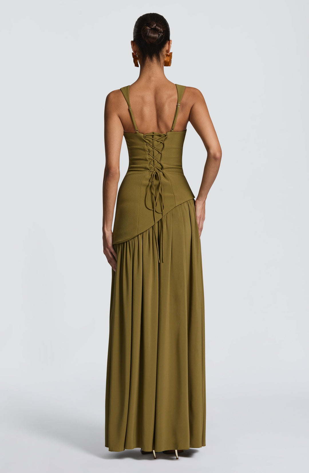Vrouwenkleding: stijlvolle strapless feestjurk, lange maxijurk met corset en asymmetrisch detail.