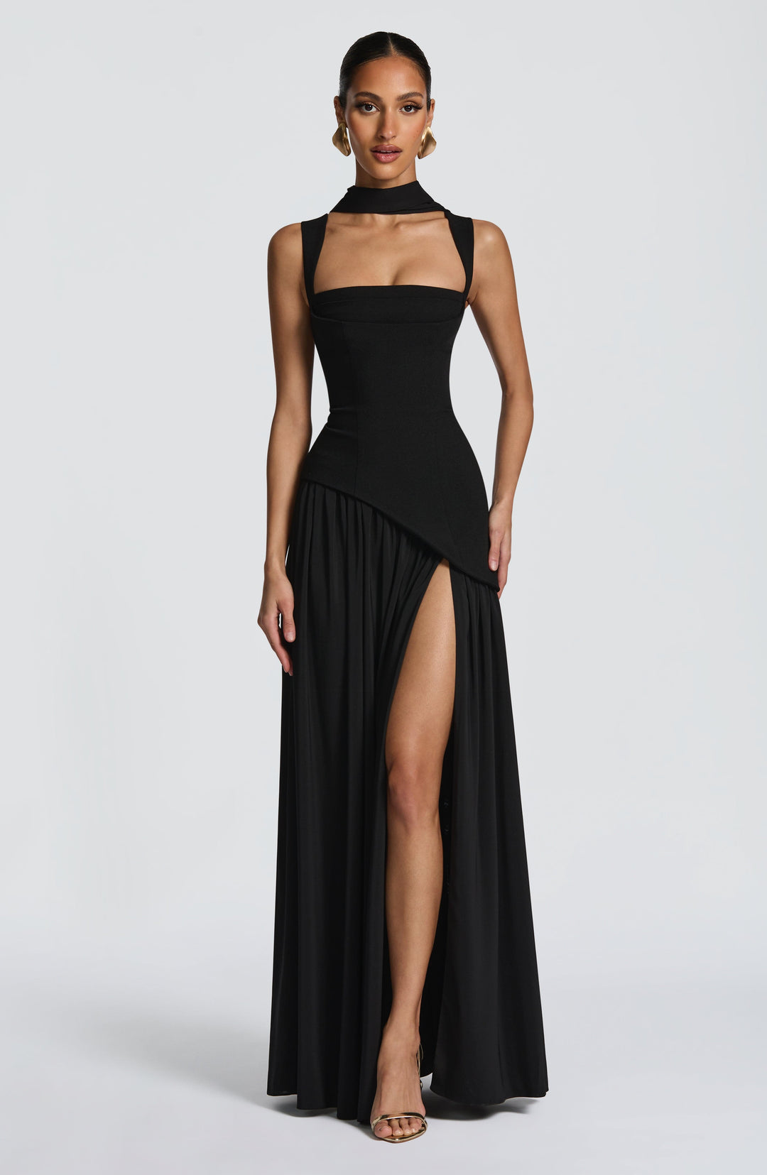 Chique damesjurk, strapless ontwerp met ondersteunend corset en opvallende asymmetrische taille.