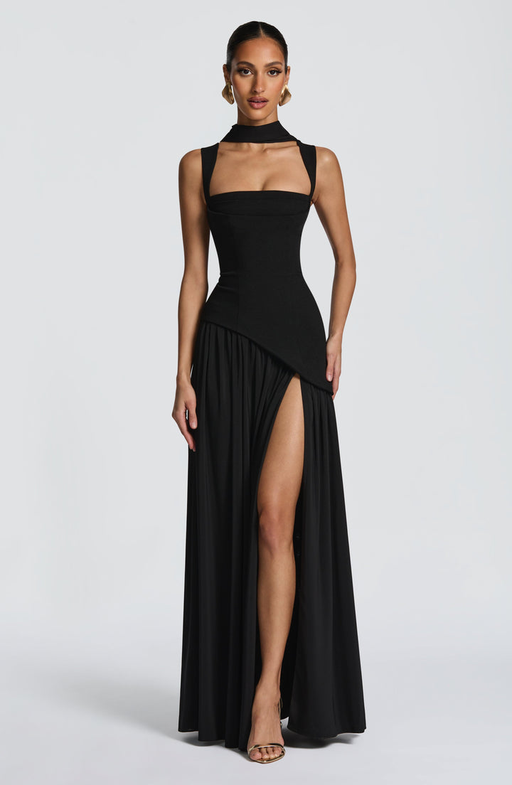 Chique damesjurk, strapless ontwerp met ondersteunend corset en opvallende asymmetrische taille.