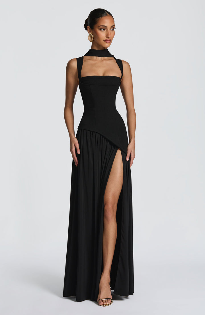 Asymmetrische maxijurk, strapless model voor dames, met getailleerd corset lijfje; ideale galajurk.