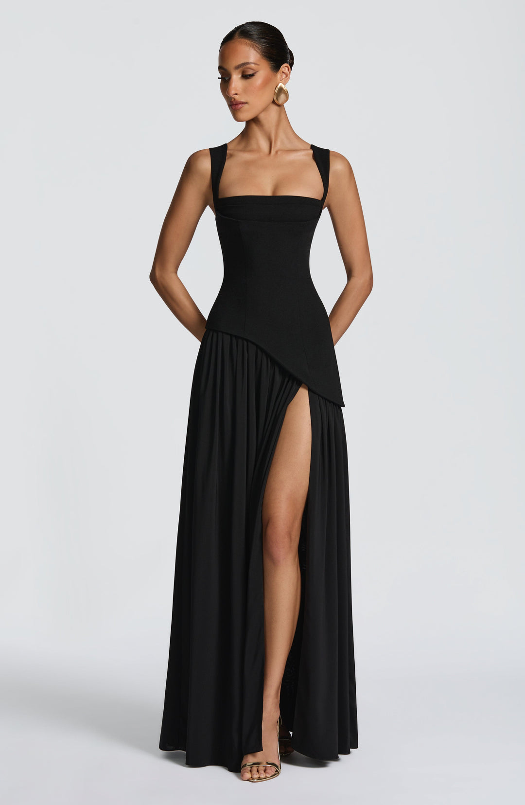 Lange elegante damesjurk: strapless maxijurk met corset lijfje en asymmetrische taille voor feestjes.