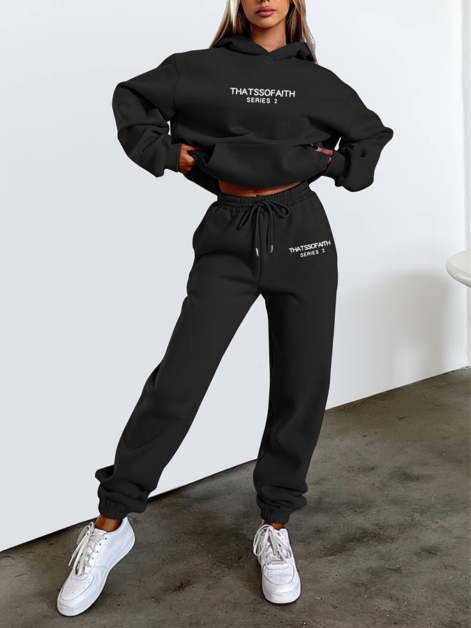 Dames streetwear joggingpak: comfortabele hoodie en rechte broek, ideaal voor vrijetijd en sportieve look.