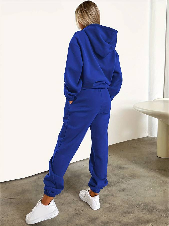 Rechte dames joggingbroek uit streetwear set. Comfortabel, machinewasbaar, perfect voor een relaxte look.