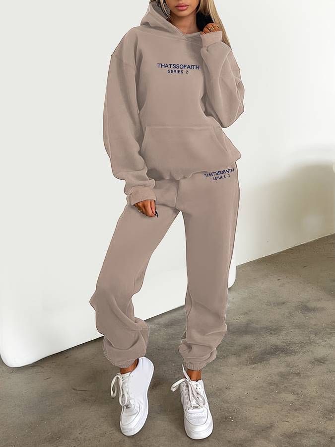Dames streetwear jogging set, complete outfit met comfortabele hoodie en rechte broek voor een trendy look.