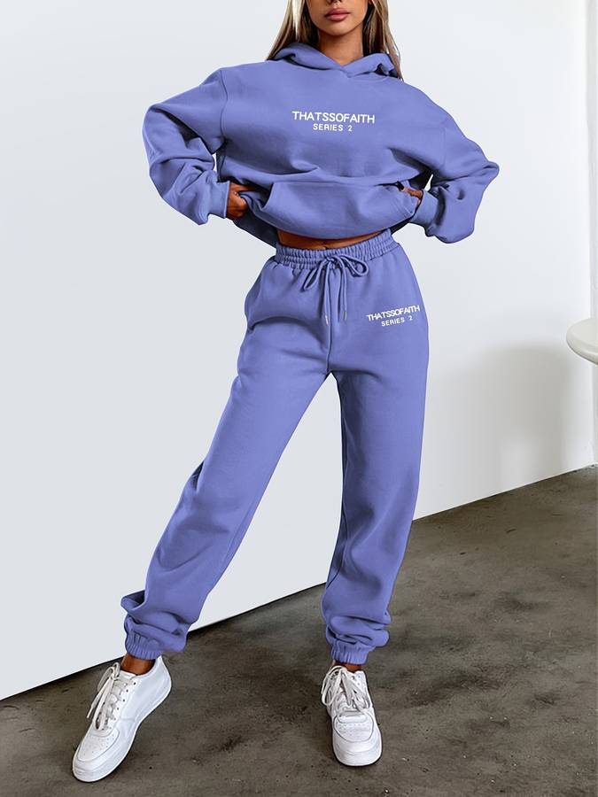 Veelzijdige dames hoodie set en broek. Dit comfortabele joggingpak is ideaal voor thuis en streetwear stijl.