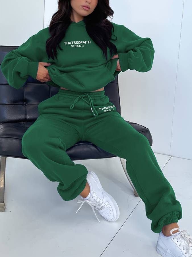 Dames streetwear joggingpak: de rechte broek en hoodie, een moderne casual set perfect voor comfort en stijl.