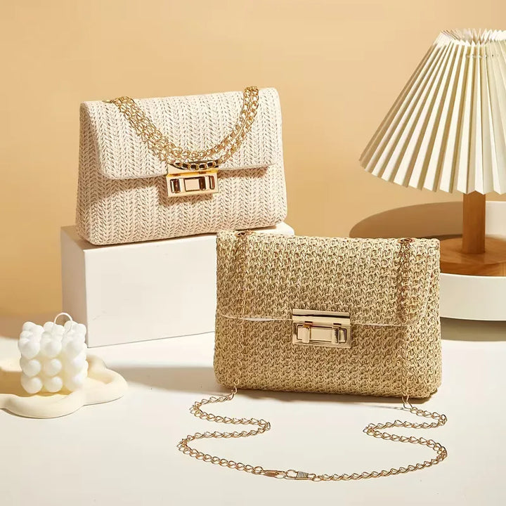 Gevlochten stro schoudertas voor dames in beige, met opvallende gouden schouderketting.