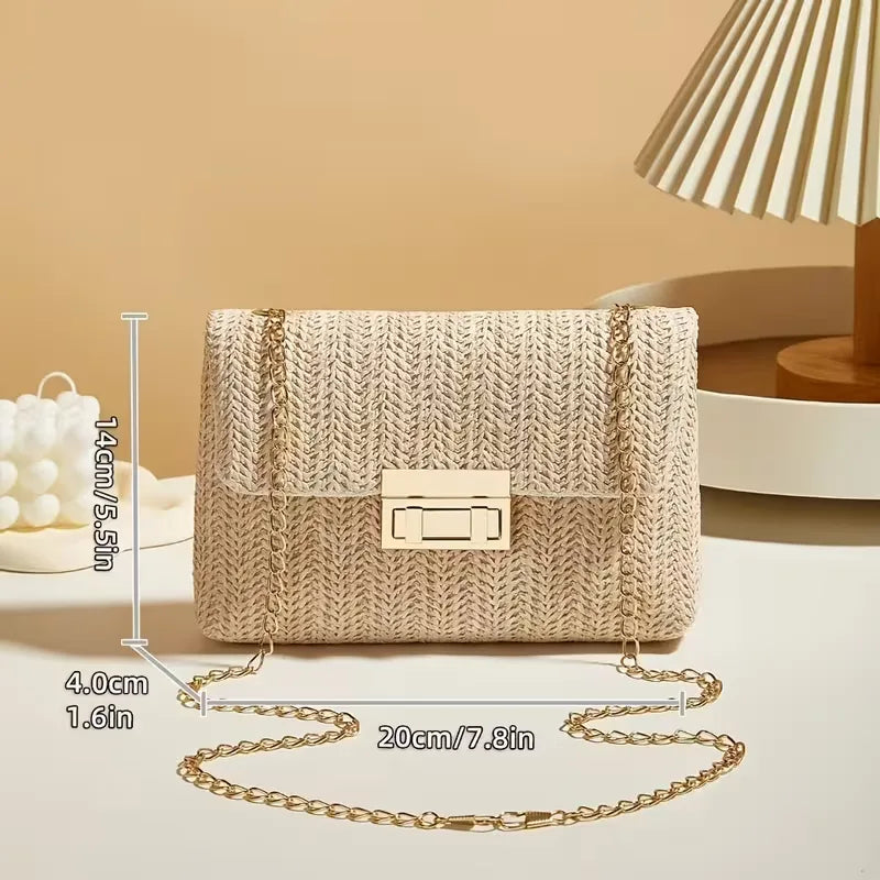 Natuurlijke stro schoudertas voor dames met chique gouden ketting, een zomerse accessoire.