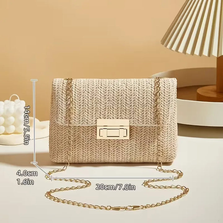 Natuurlijke stro schoudertas voor dames met chique gouden ketting, een zomerse accessoire.