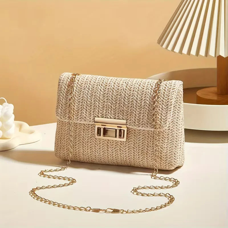 Beige stro schoudertas dames met gouden ketting, compact en ideaal voor zomer & strand.
