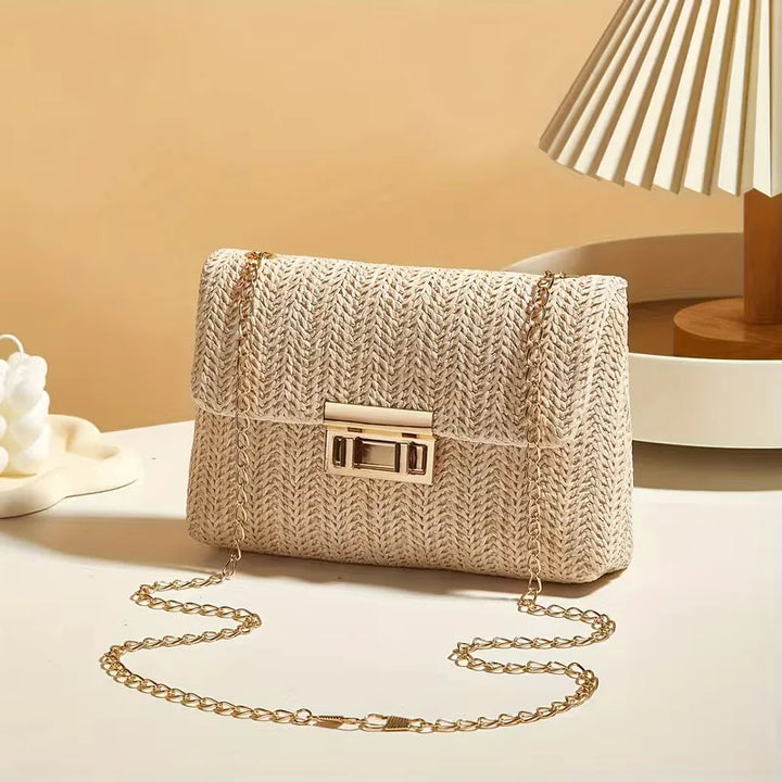 Beige stro schoudertas dames met gouden ketting, compact en ideaal voor zomer & strand.